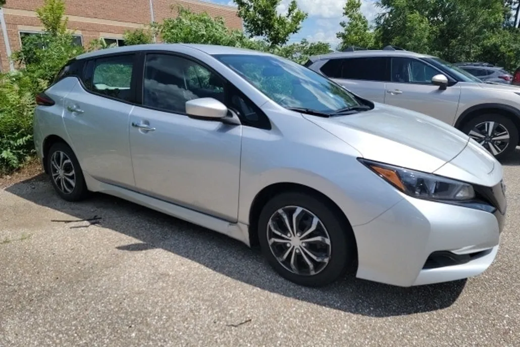 2023 Nissan Leaf S photo 1