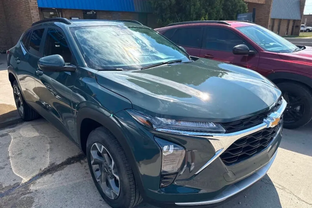 2025 Chevrolet Trax LT photo 1