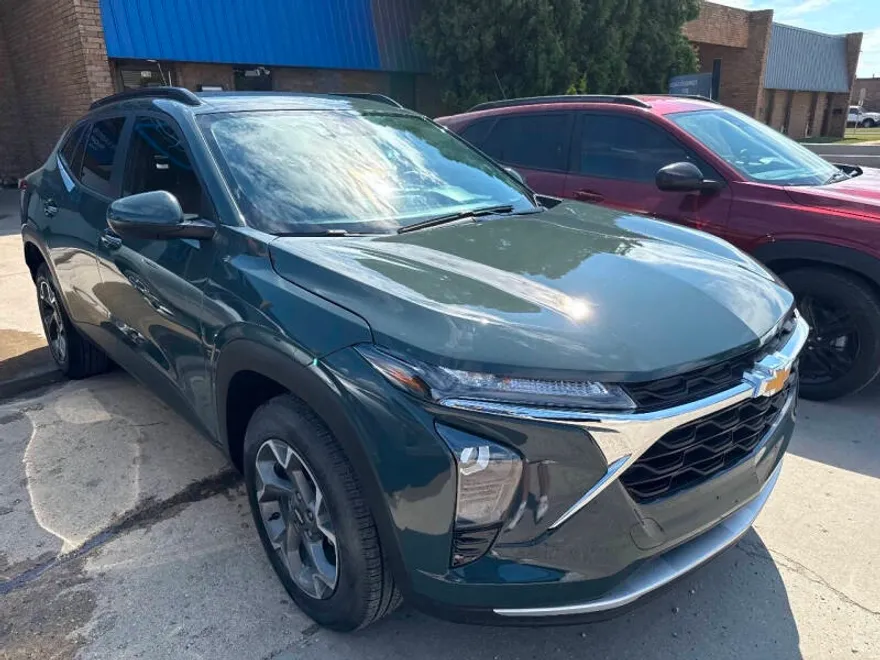 2025 Chevrolet Trax LT photo 1