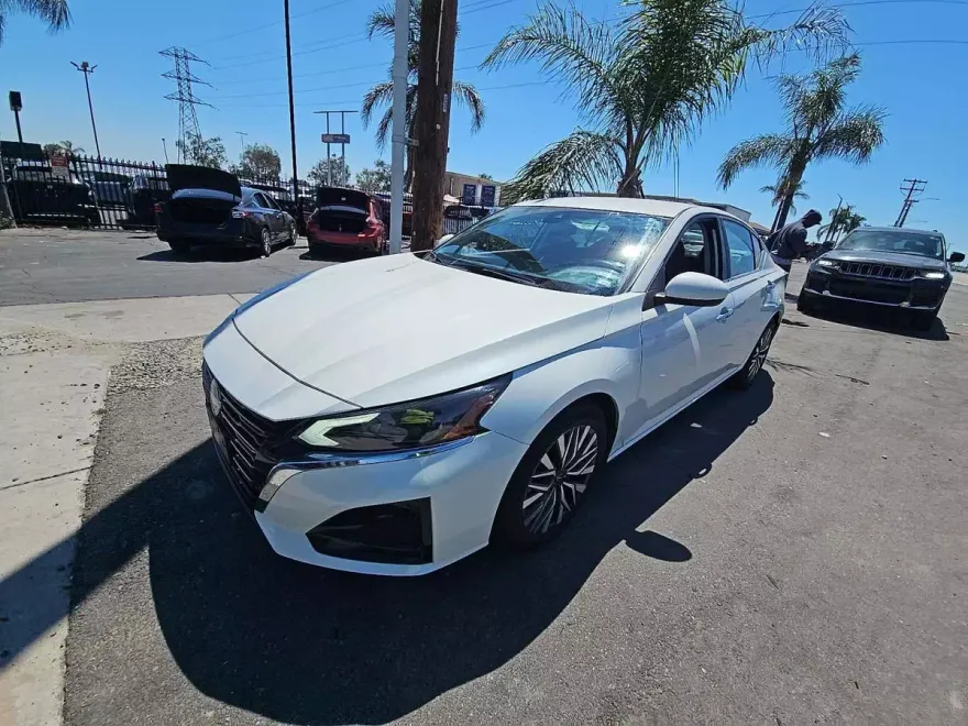 2023 Nissan Altima 2.5 SV photo 1
