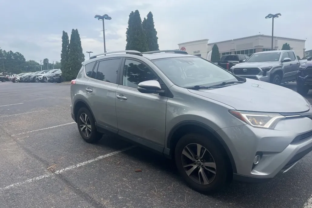 2017 Toyota RAV4 XLE photo 1
