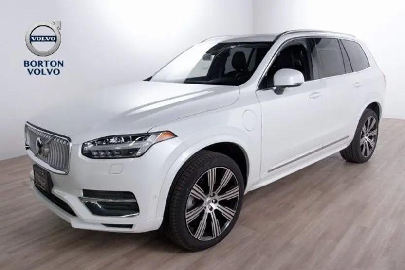 2025 Volvo XC90 T8 Plus photo 1