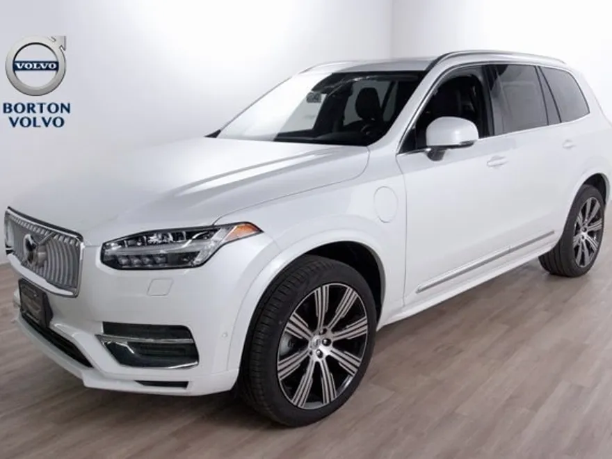 2025 Volvo XC90 T8 Plus photo 1