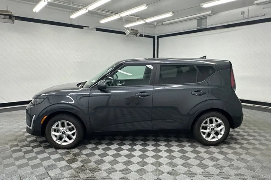 2023 Kia Soul LX photo 1