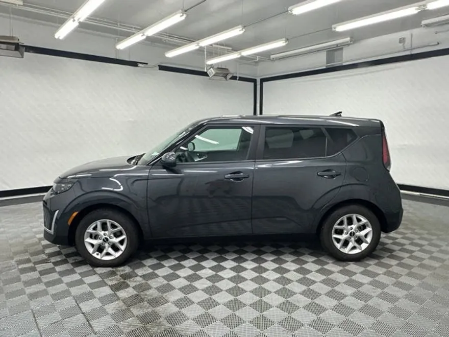 2023 Kia Soul LX photo 1
