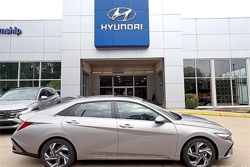 2025 Hyundai Elantra Limited photo 1
