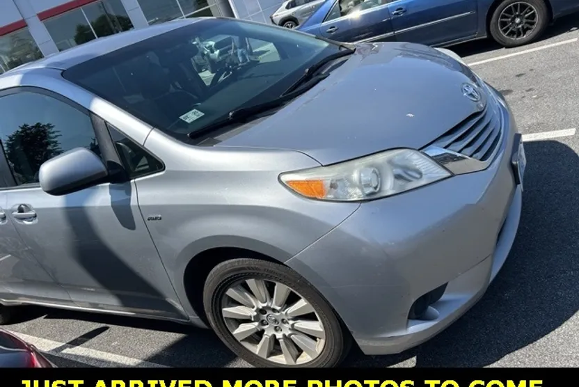 2017 Toyota Sienna LE photo 1
