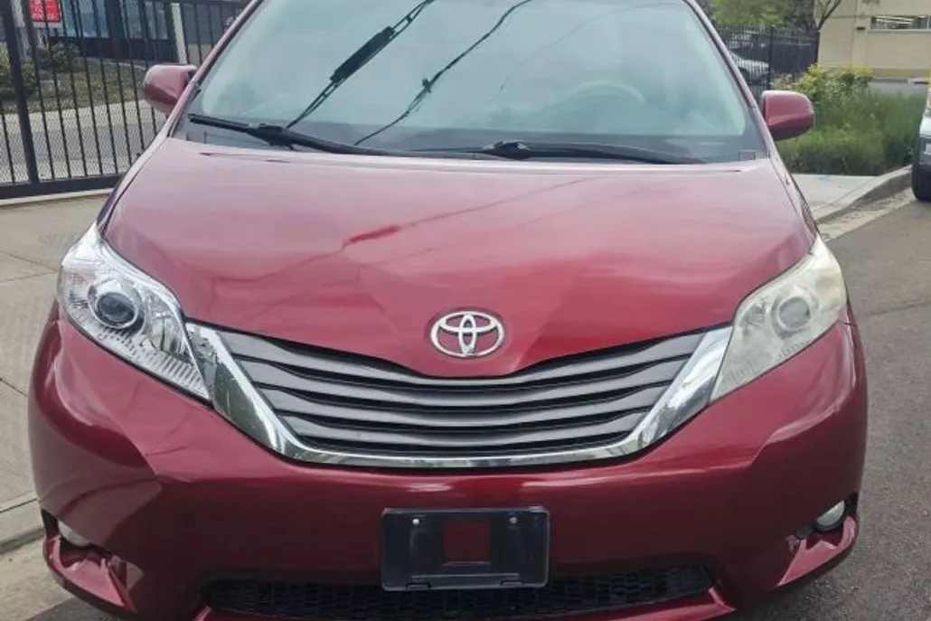2011 Toyota Sienna XLE photo 1