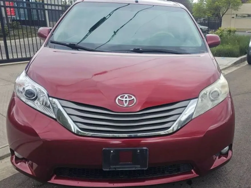 2011 Toyota Sienna XLE photo 1