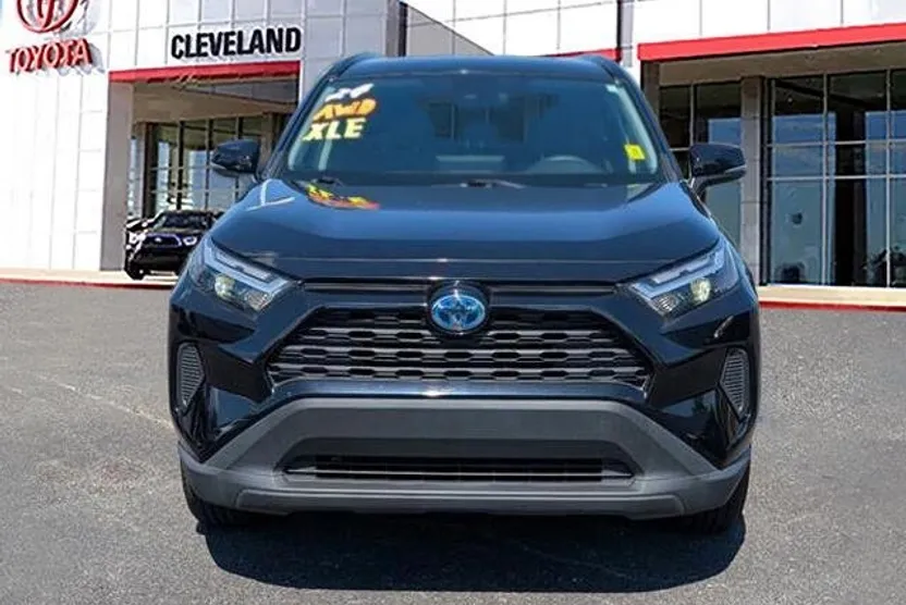 2024 Toyota RAV4 Hybrid XLE photo 1