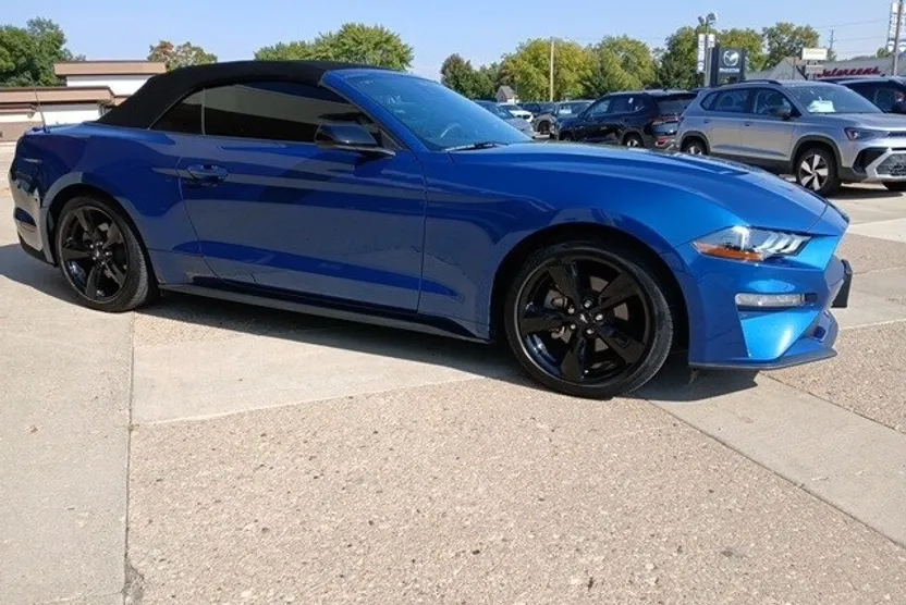 2022 Ford Mustang EcoBoost photo 1