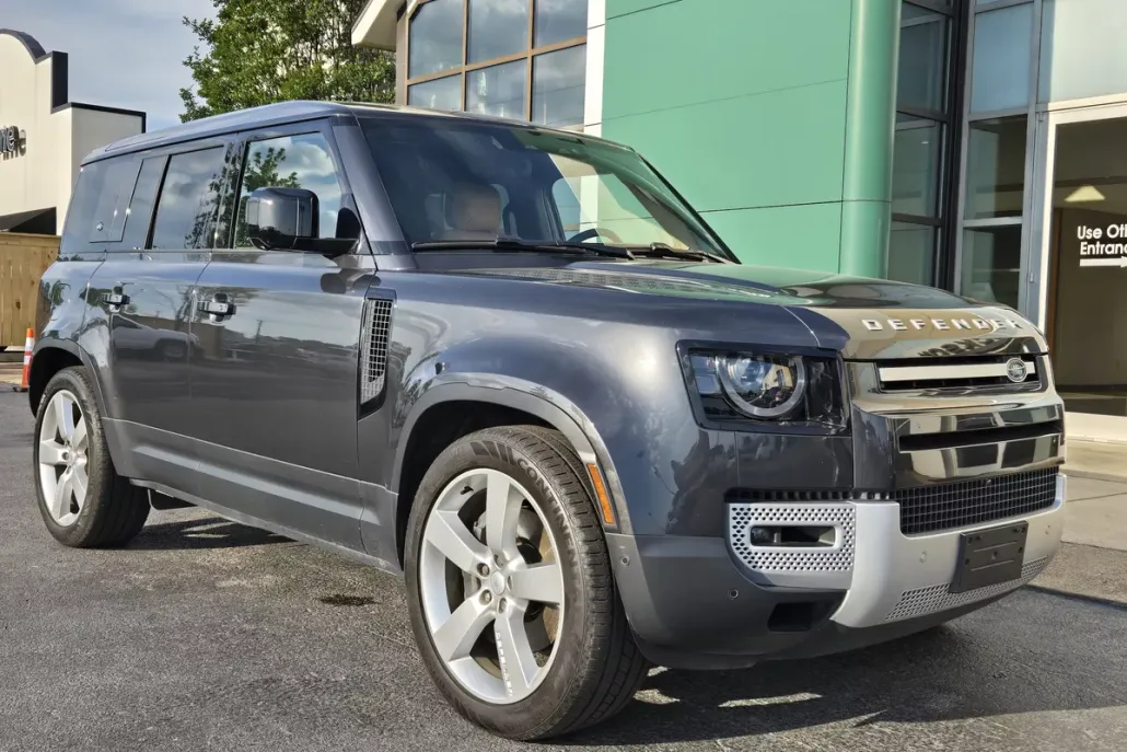 2024 Land Rover Defender 110 SE photo 1