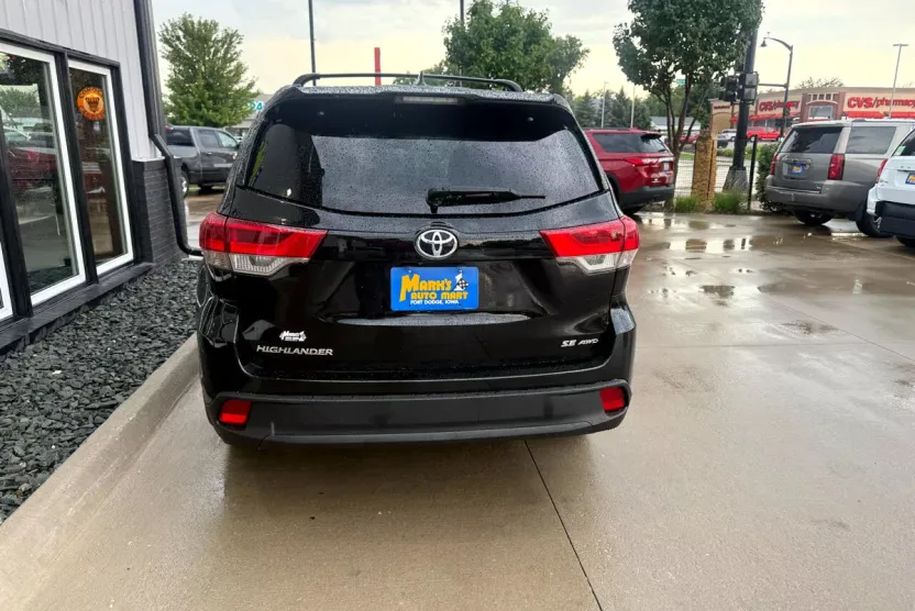 2017 Toyota Highlander SE photo 1