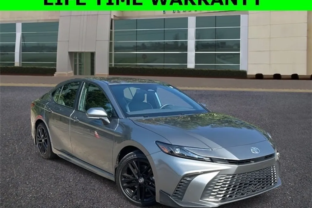 2025 Toyota Camry SE photo 1