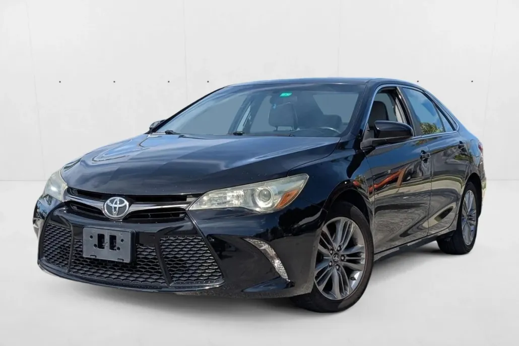 2016 Toyota Camry SE photo 1
