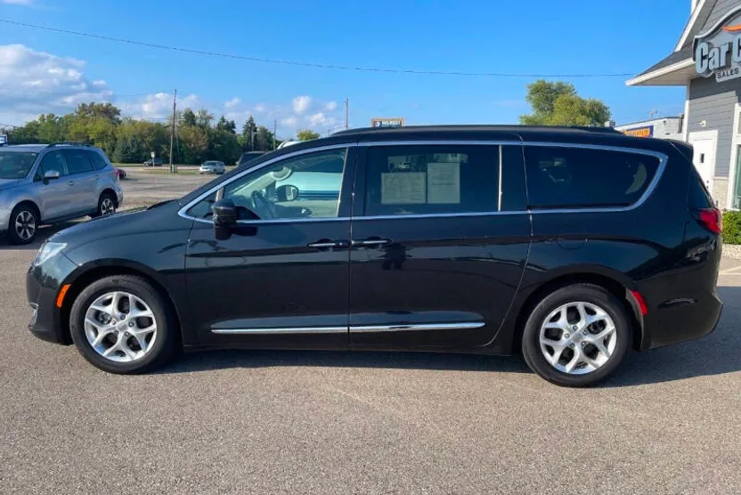 2017 Chrysler Pacifica Touring L photo 1