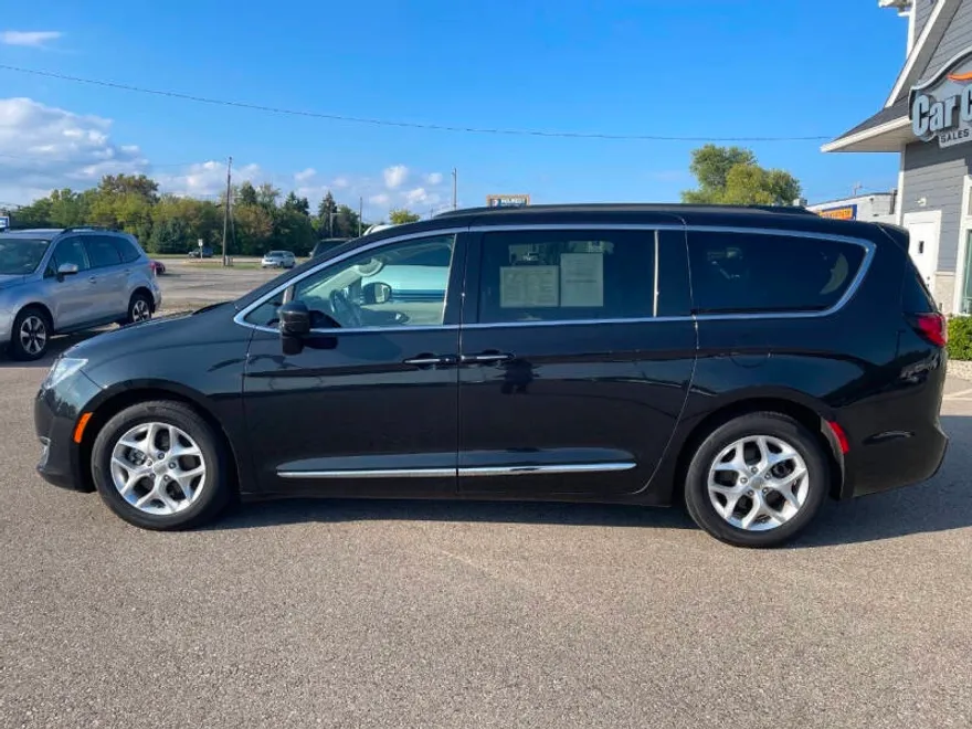 2017 Chrysler Pacifica Touring L photo 1