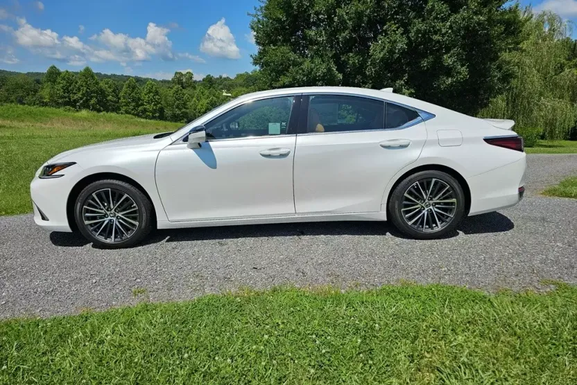 2025 Lexus ES 300h Base photo 1