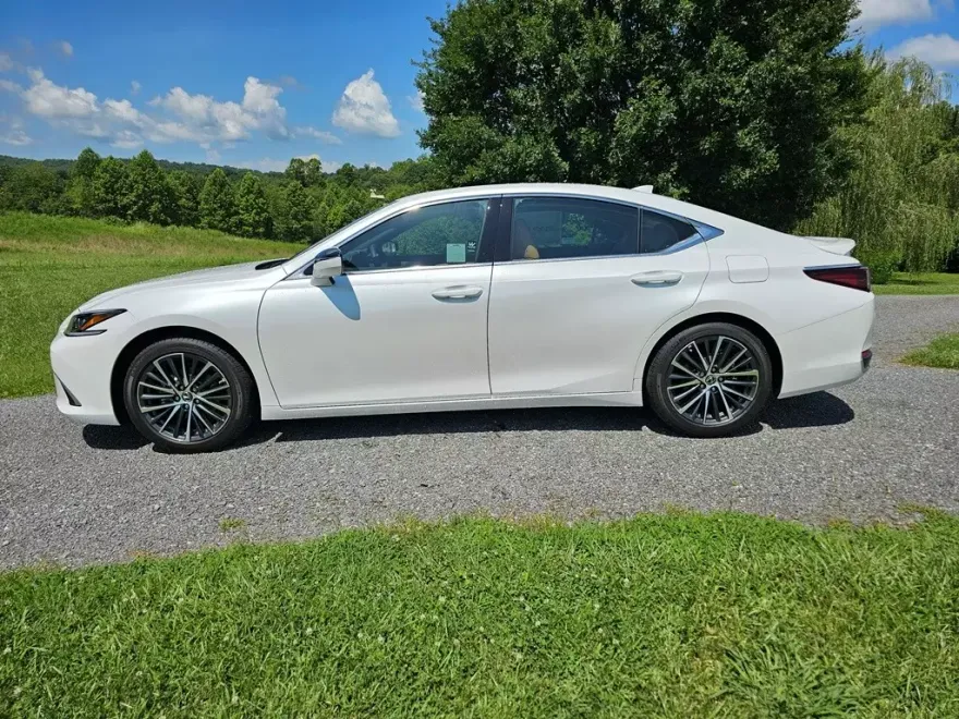 2025 Lexus ES 300h Base photo 1