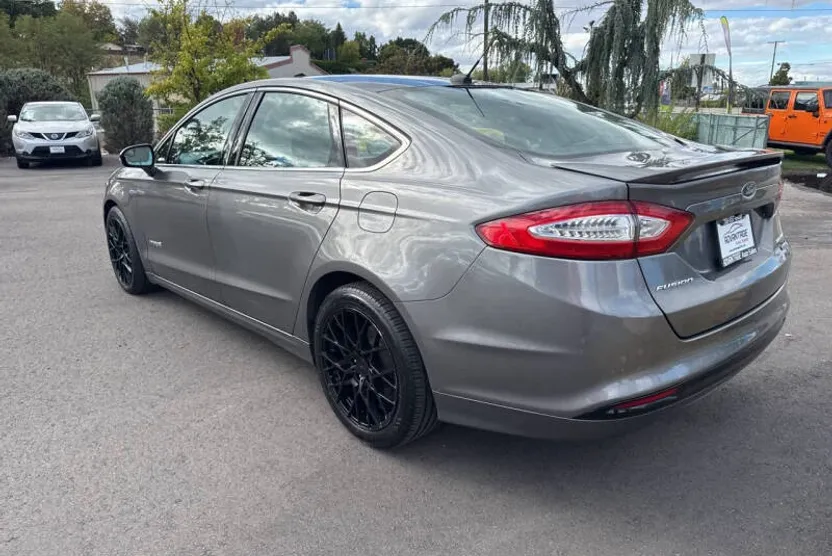 2013 Ford Fusion Hybrid Titanium photo 1