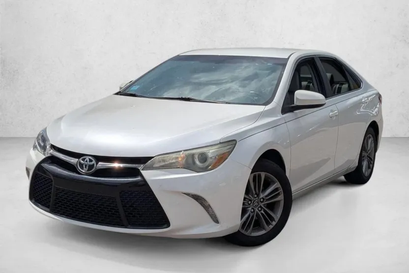 2016 Toyota Camry SE photo 1