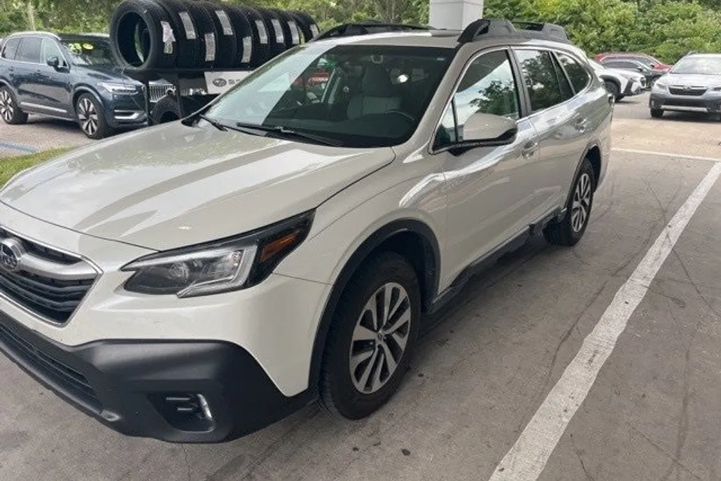 2021 Subaru Outback Premium photo 1