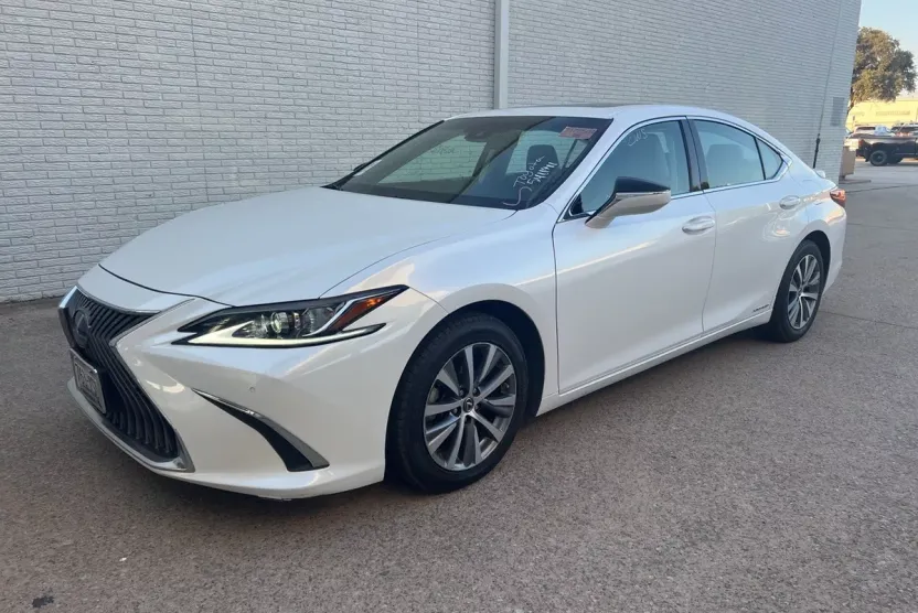 2021 Lexus ES 300h Luxury photo 1