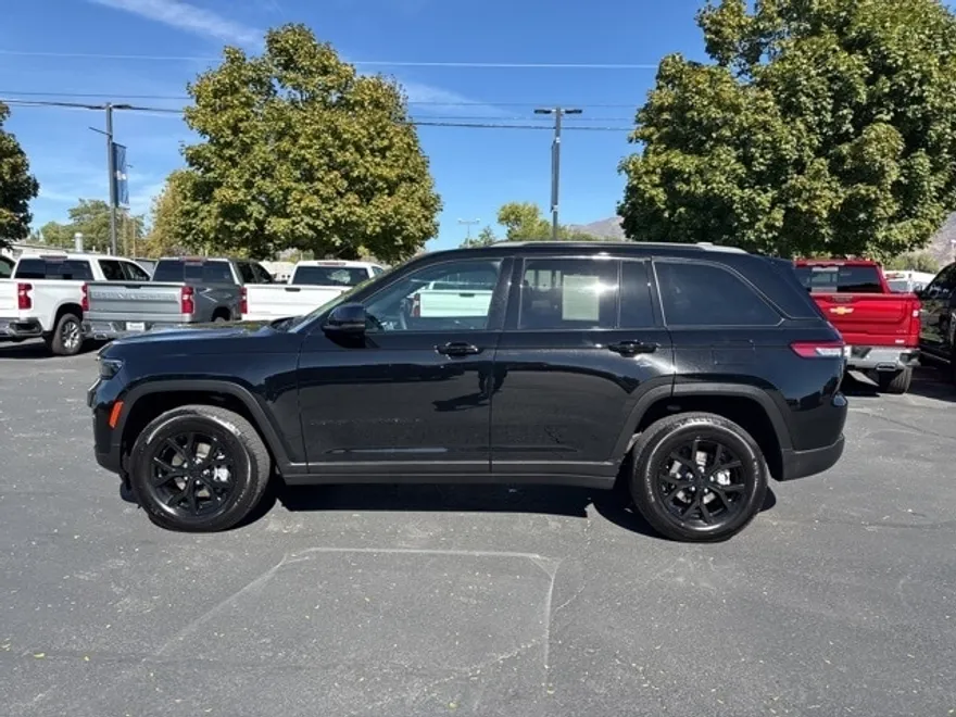 2024 Jeep Grand Cherokee Laredo Altitude X photo 1