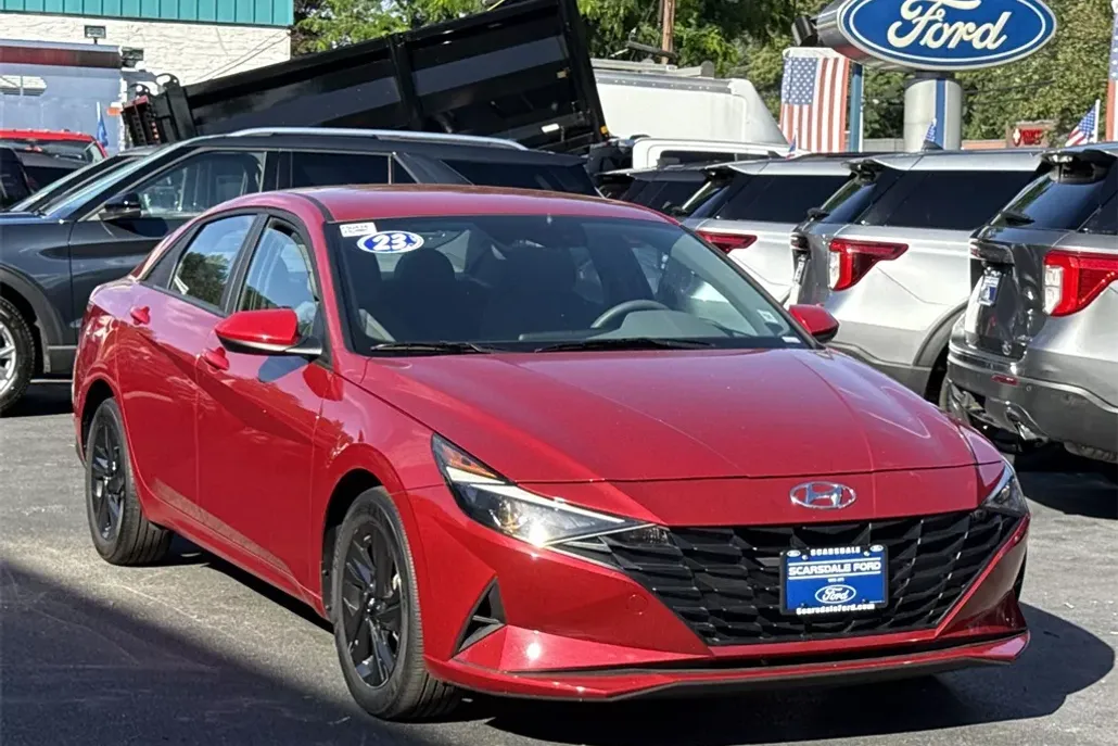 2023 Hyundai Elantra SEL photo 1