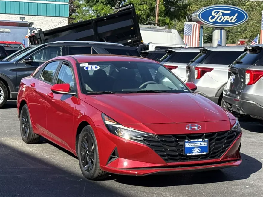 2023 Hyundai Elantra SEL photo 1