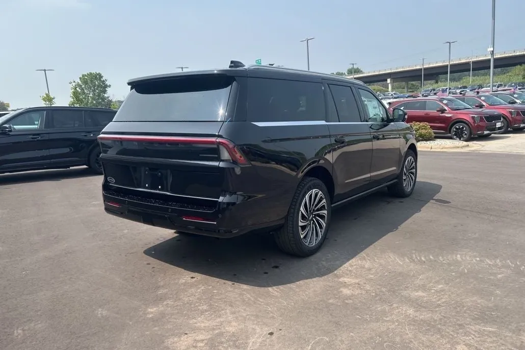 2025 Lincoln Navigator Black Label photo 1