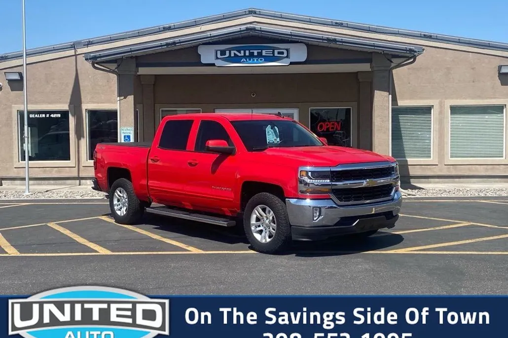 2017 Chevrolet Silverado LT photo 1