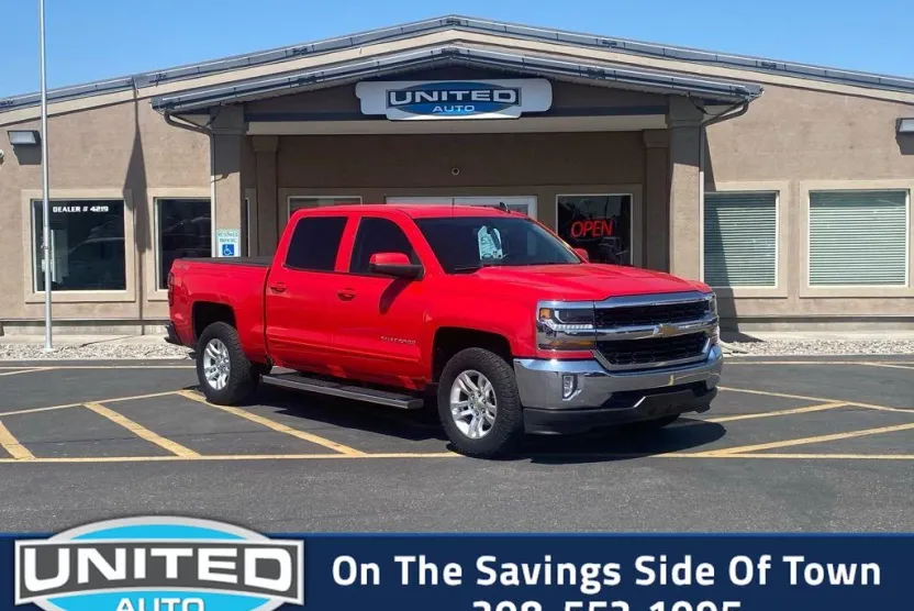 2017 Chevrolet Silverado LT photo 1
