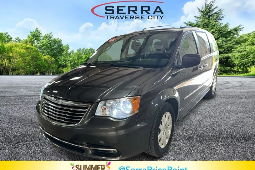 2016 Chrysler Town & Country Touring photo 1