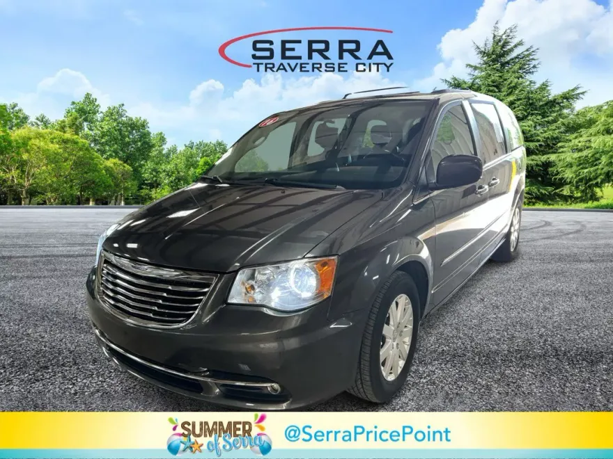 2016 Chrysler Town & Country Touring photo 1