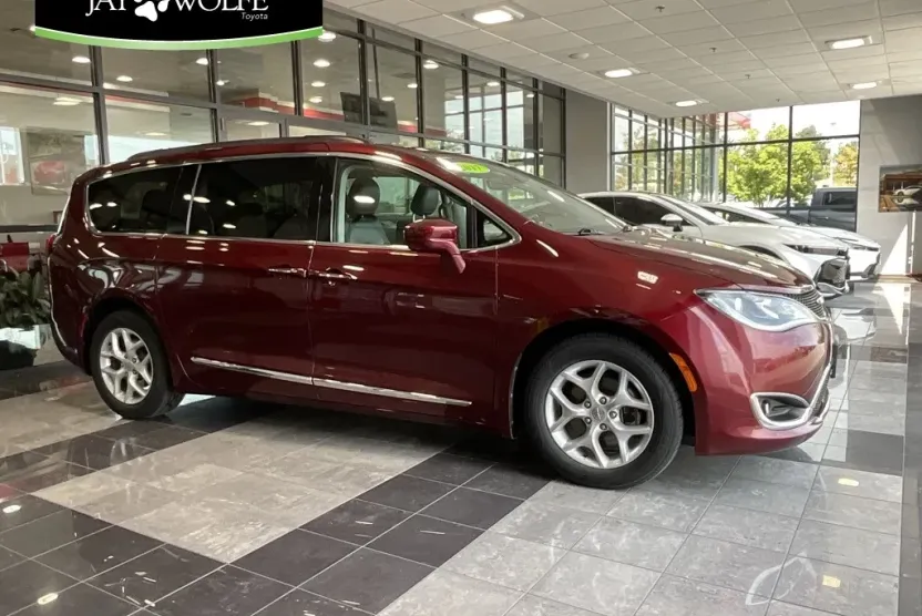 2017 Chrysler Pacifica Touring L photo 1