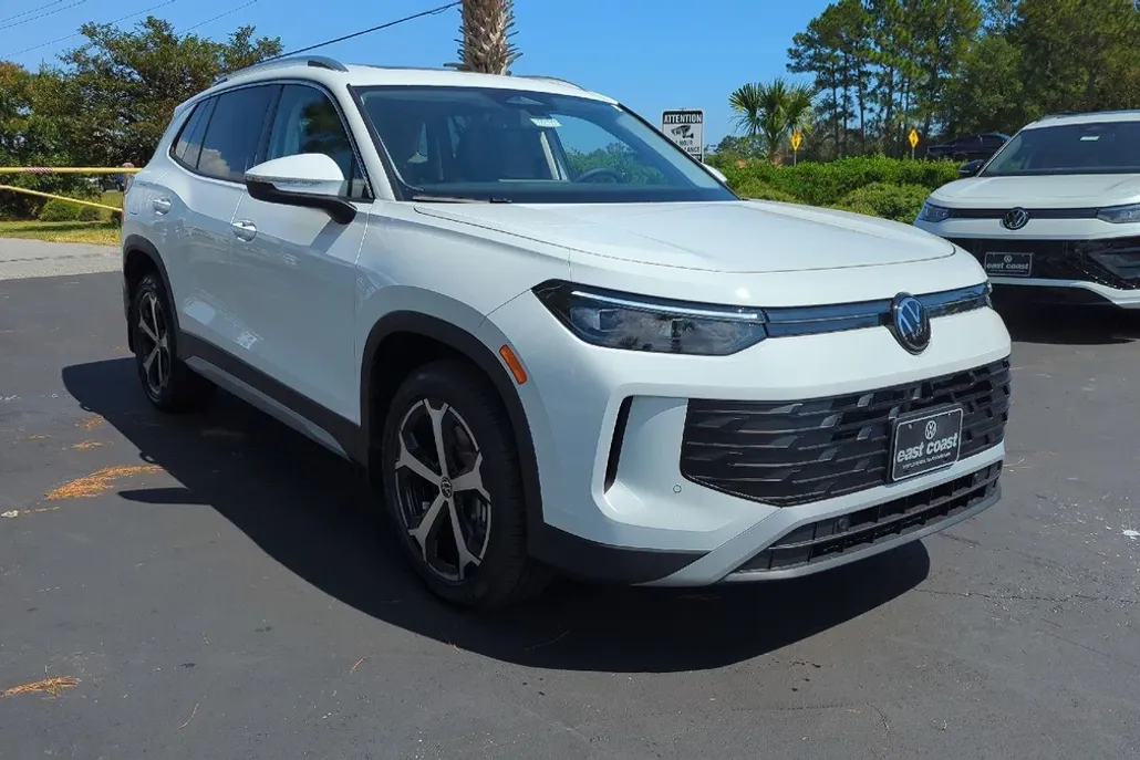 2025 Volkswagen Tiguan SE photo 1