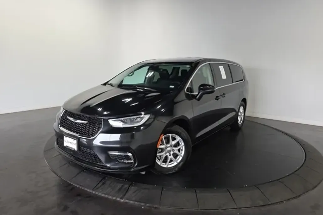 2023 Chrysler Pacifica Touring L photo 1