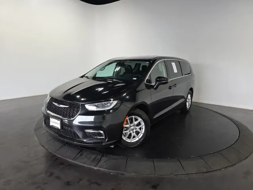 2023 Chrysler Pacifica Touring L photo 1