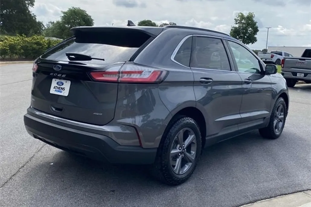 2022 Ford Edge SEL photo 1