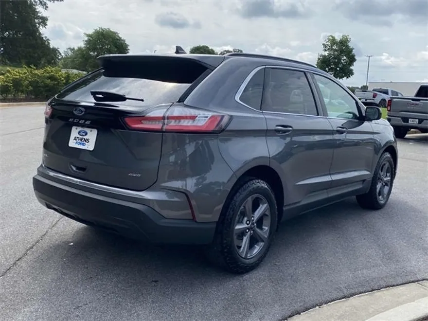 2022 Ford Edge SEL photo 1