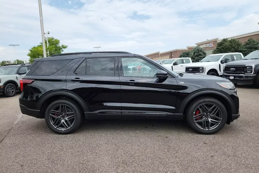 2025 Ford Explorer ST-Line photo 1