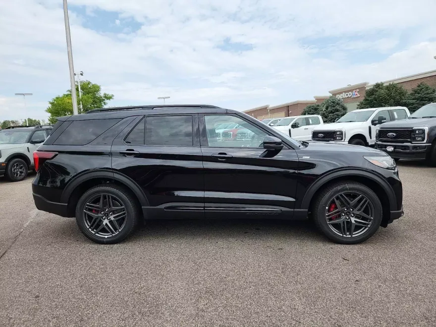 2025 Ford Explorer ST-Line photo 1