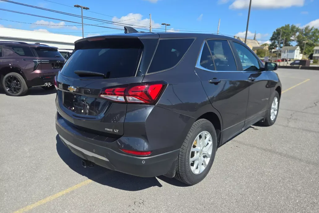 2022 Chevrolet Equinox LT photo 1