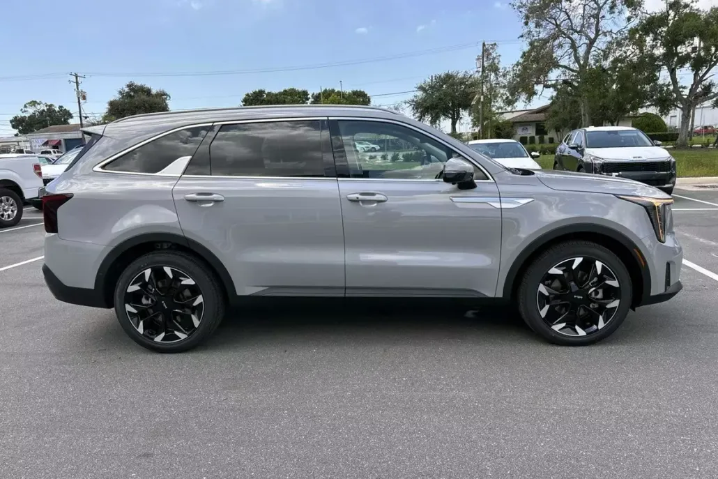 2026 Kia Sorento SX photo 1