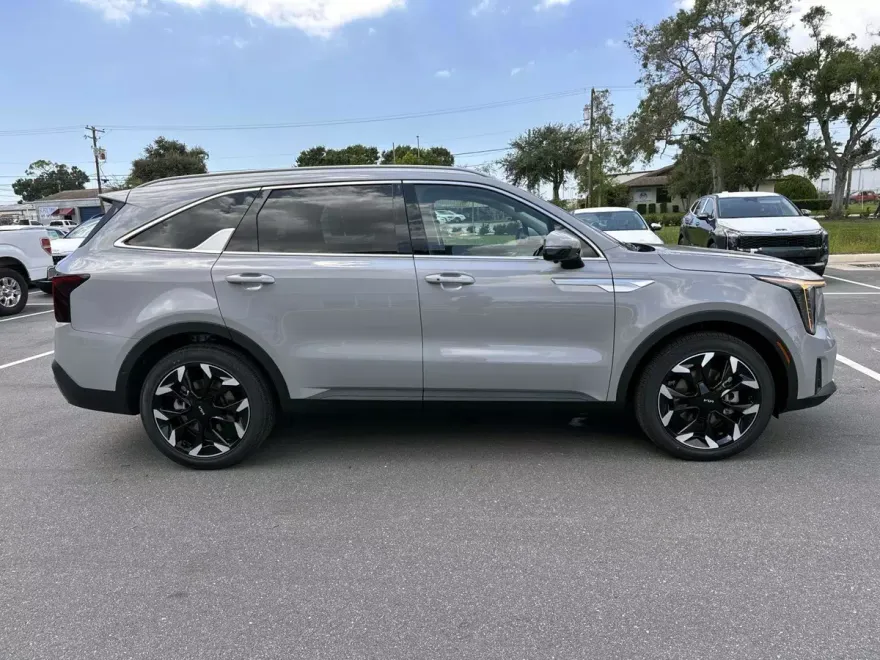 2026 Kia Sorento SX photo 1