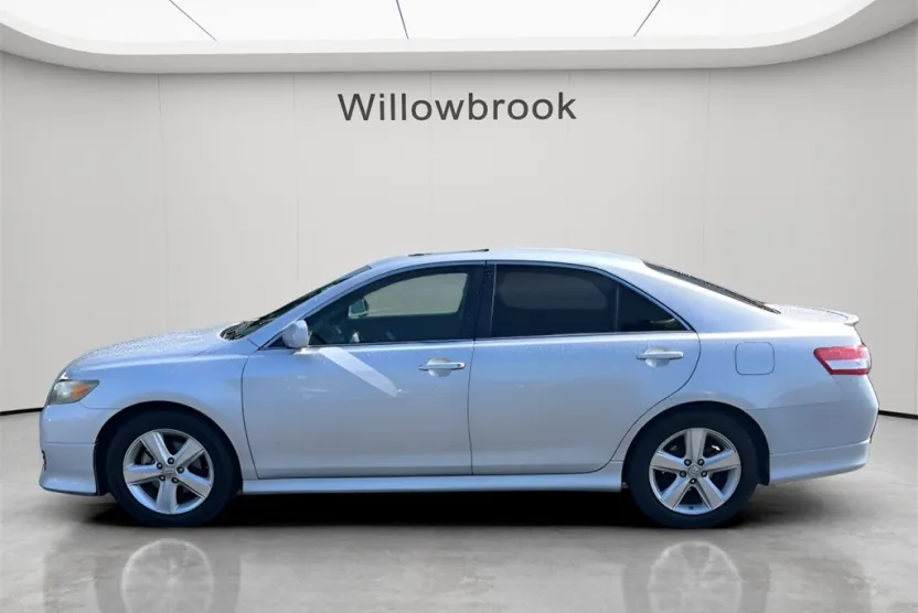 2011 Toyota Camry SE photo 1