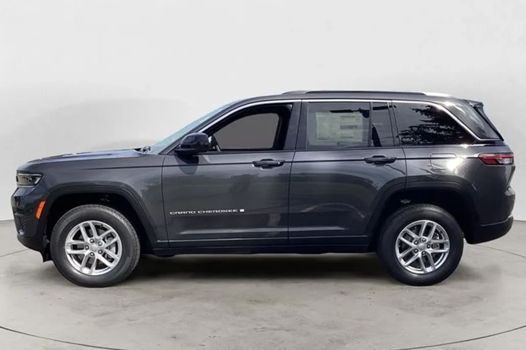 2025 Jeep Grand Cherokee Laredo photo 1
