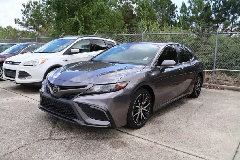 2022 Toyota Camry SE photo 1