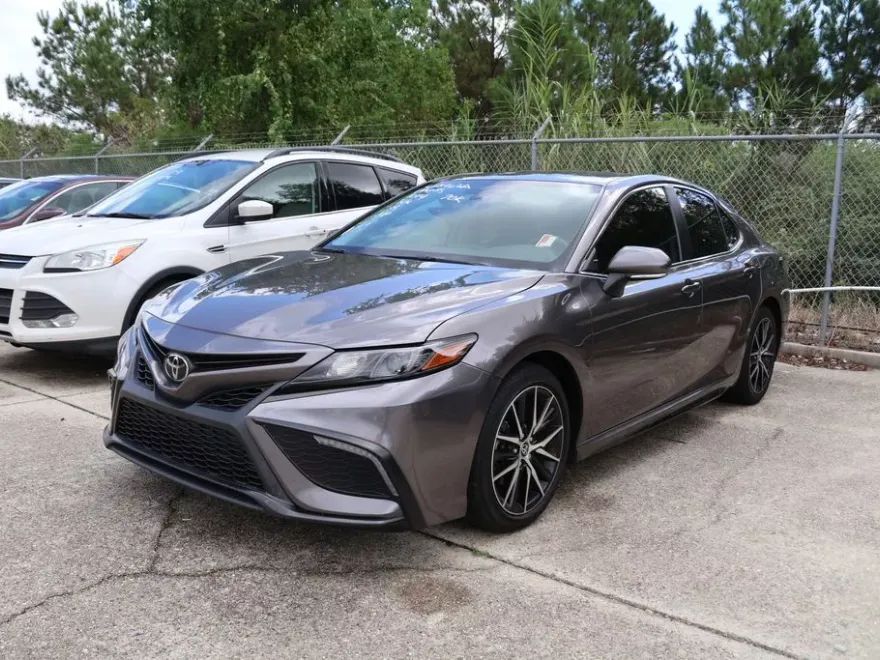 2022 Toyota Camry SE photo 1